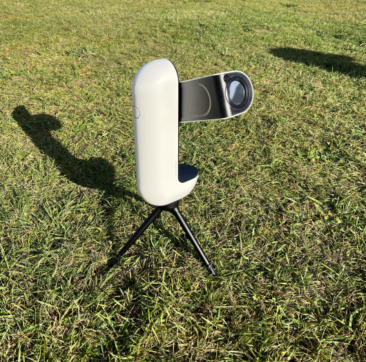 Schnell aufgebaut: das neue Vespera-Automatikteleskop (Bild: Mario Keller)